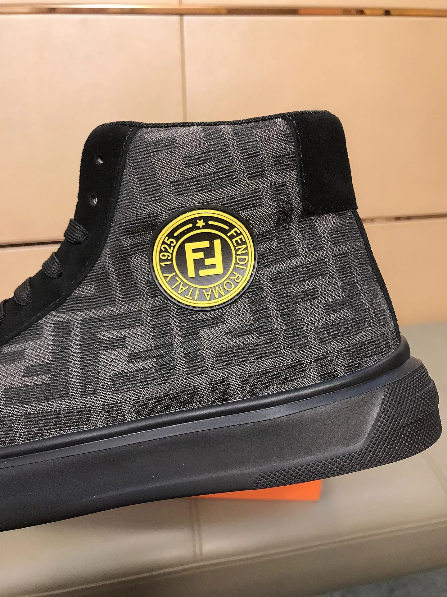 Men's shoes 240 🥾🥾↔️↔️[fendi] Fendi classic and comfortable men's high-top casual shoes, the upper is made of nubuck leather with brand printed fabrics, sheepskin feet, and rubber wear-resistant outsole. This unique style is suitable for all seasons, casual and refined sensibility, comfortable and natural on the feet. It is an everyday style for casual travel in autumn and winter! Code number: 38-44
